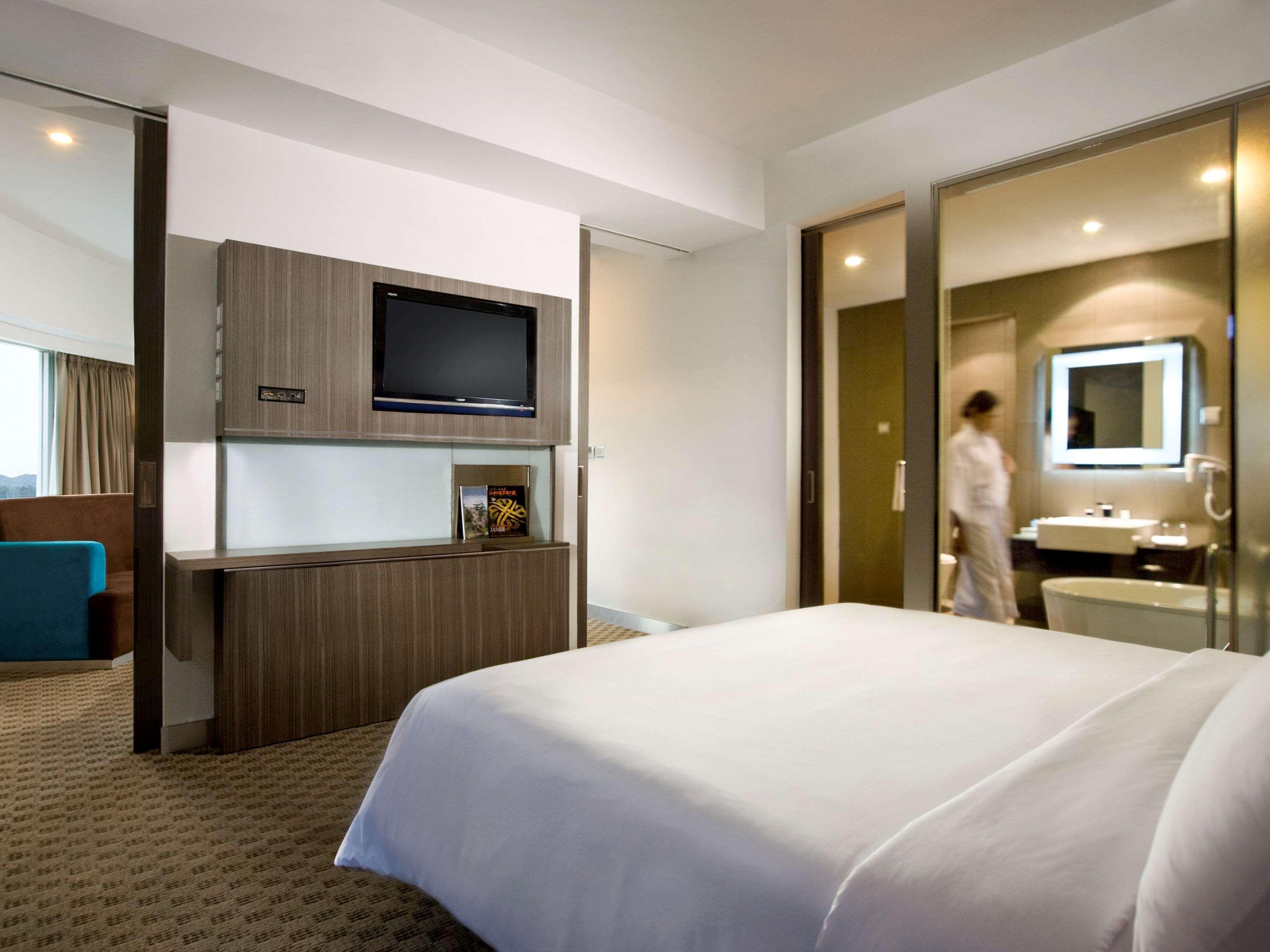 Novotel Bangka Hotel & Convention Center Панкалпинанг Экстерьер фото