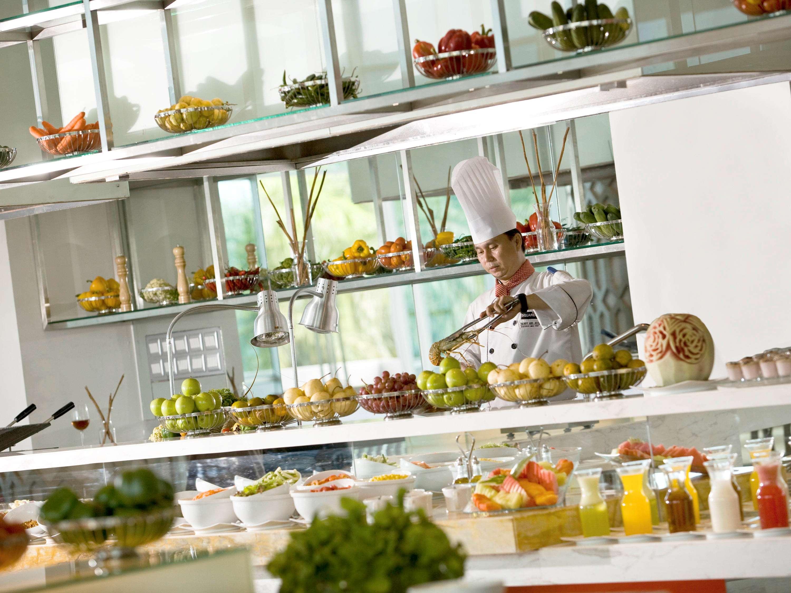 Novotel Bangka Hotel & Convention Center Панкалпинанг Ресторан фото